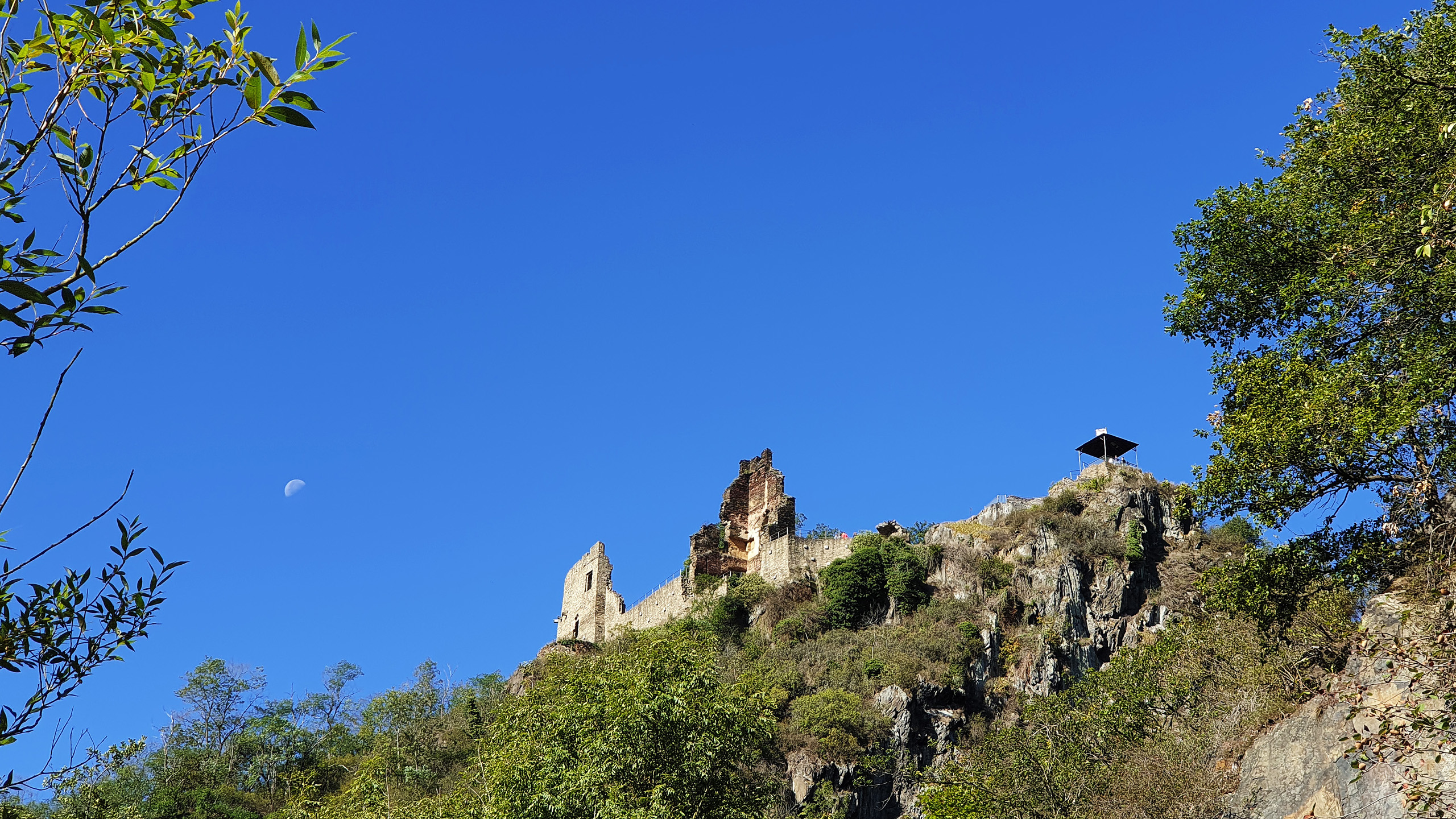 Burg Are vor blauem Himmel mit Mond